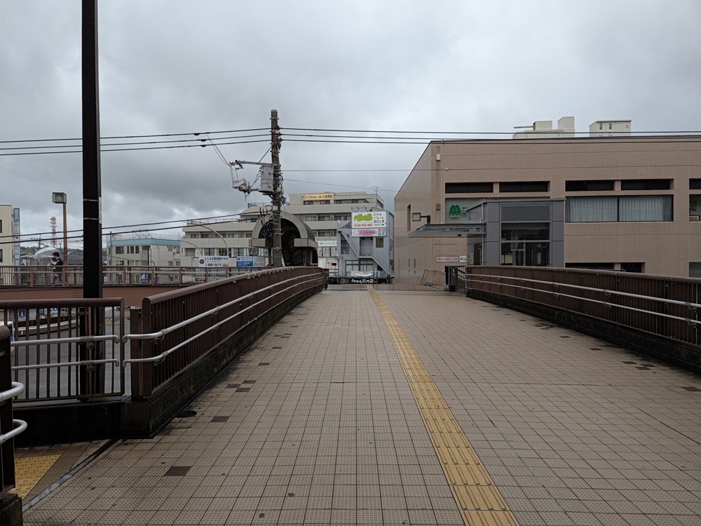 バスターミナルへ続く陸橋