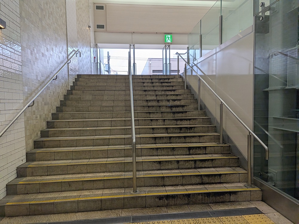 北口の階段